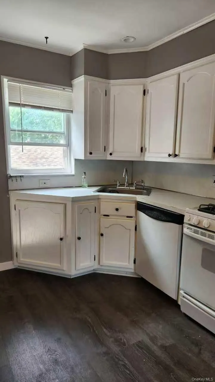 18-08 Murray St  2fl Whitestone, NY 11357
