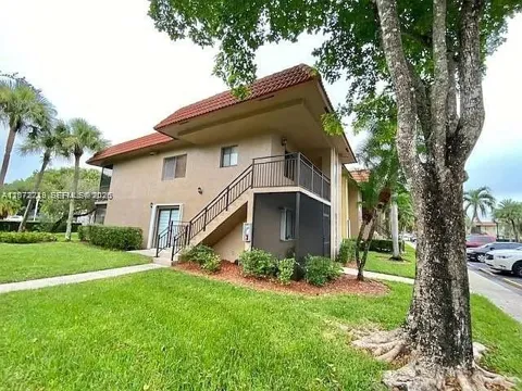 215 Lakeview Dr #203