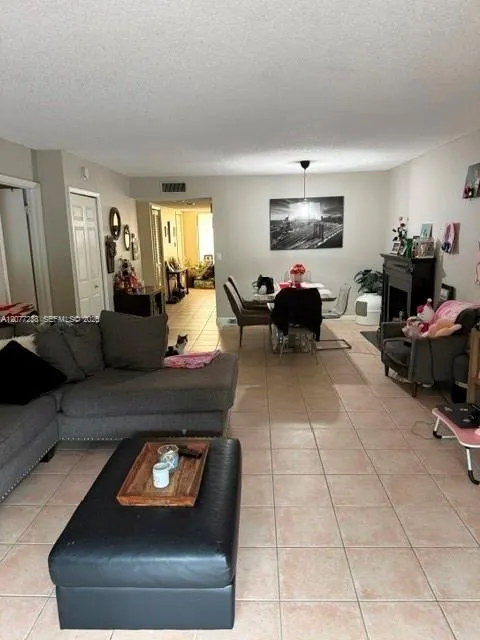 215 Lakeview Dr #203 Weston, FL 33326