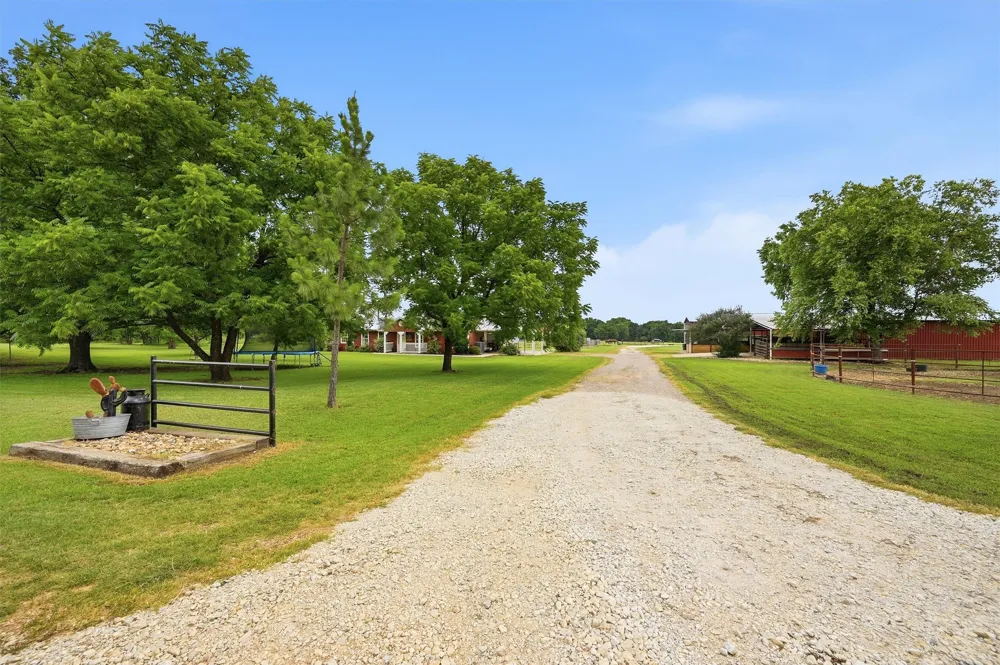 905 Crawford Road Sadler, TX 76264