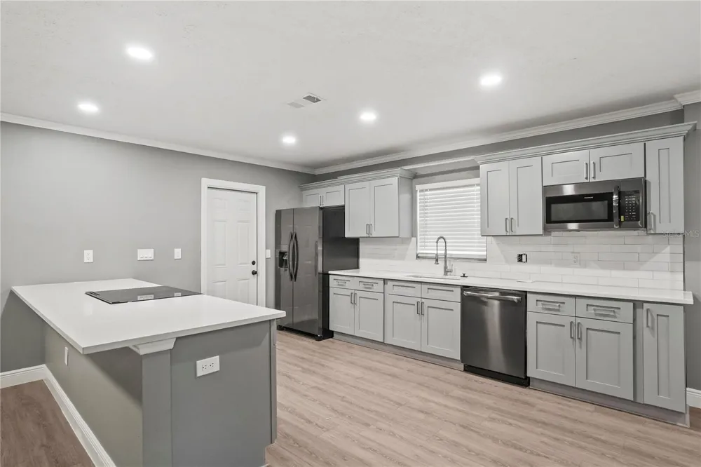 1901 LAKEVIEW DRIVE Brandon, FL 33511