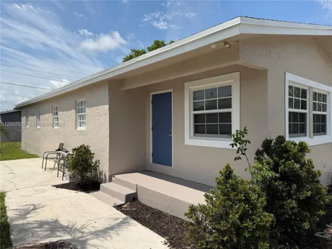 2910 NW 25th St