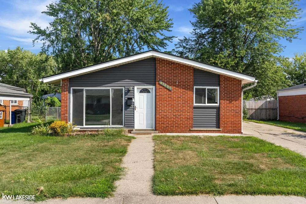 21537 Parkway Street St Clair Shores City, MI 48082