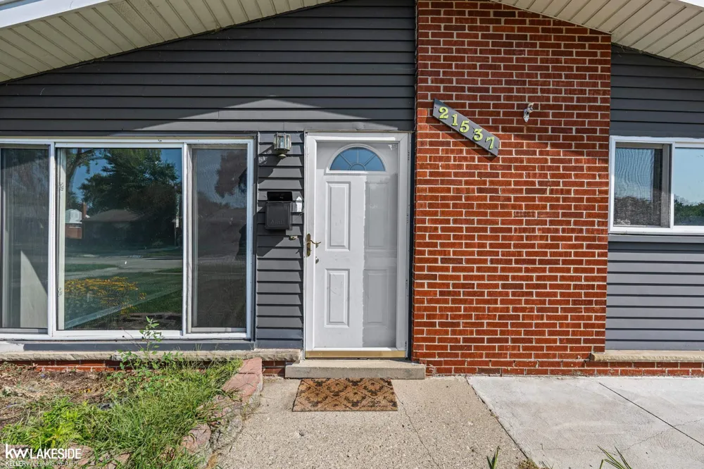 21537 Parkway Street St Clair Shores City, MI 48082