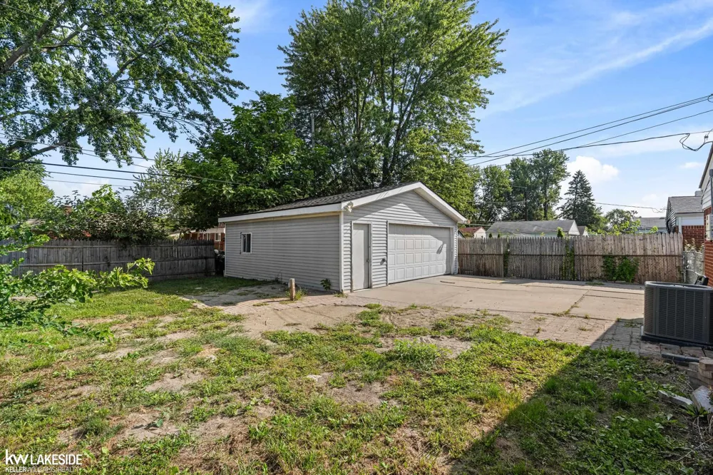 21537 Parkway Street St Clair Shores City, MI 48082