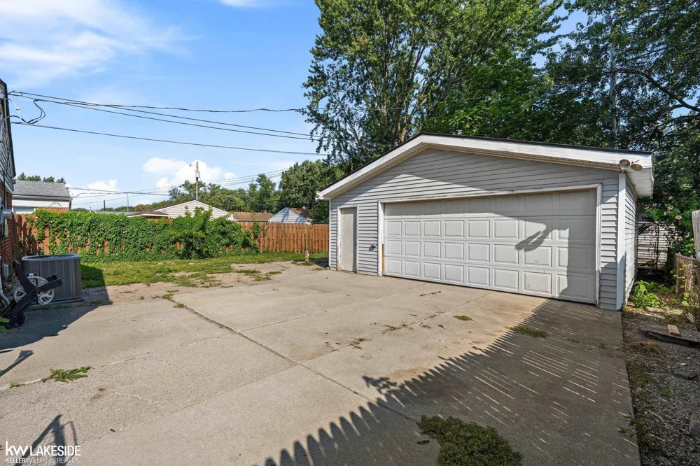 21537 Parkway Street St Clair Shores City, MI 48082