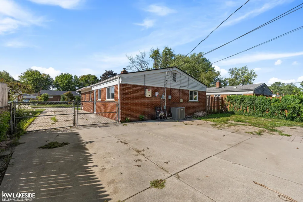 21537 Parkway Street St Clair Shores City, MI 48082