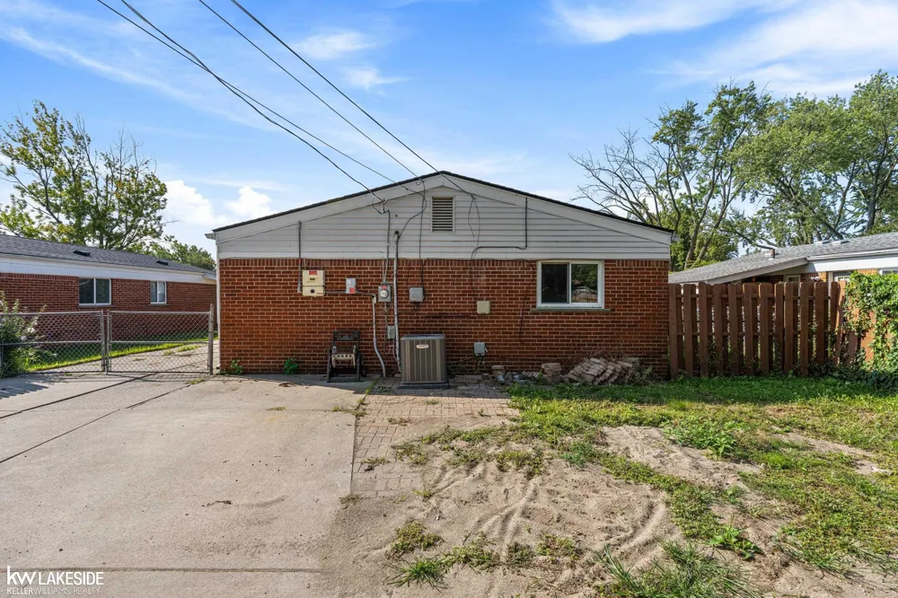 21537 Parkway Street St Clair Shores City, MI 48082
