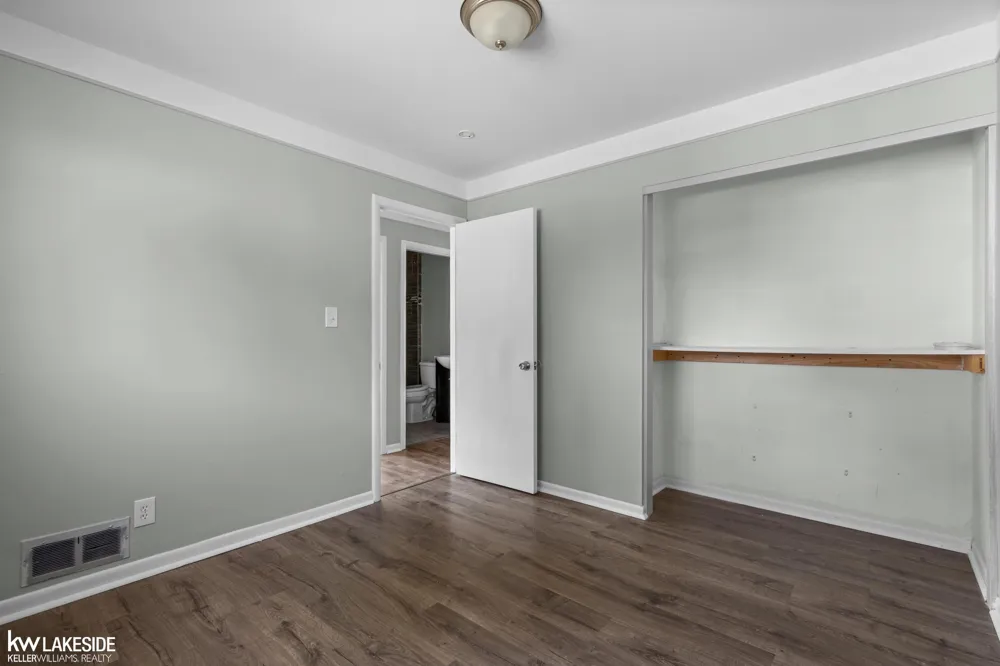 21537 Parkway Street St Clair Shores City, MI 48082