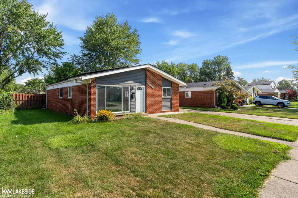 21537 Parkway Street St Clair Shores City, MI 48082
