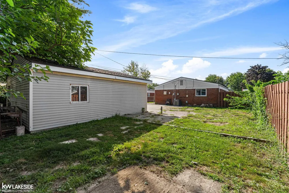 21537 Parkway Street St Clair Shores City, MI 48082