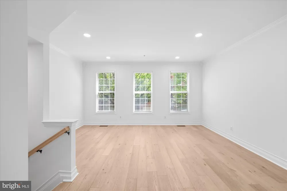 329 HELMUTH LANE Alexandria, VA 22304