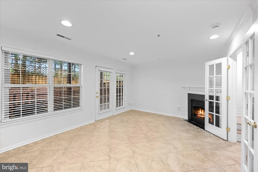 329 HELMUTH LANE Alexandria, VA 22304