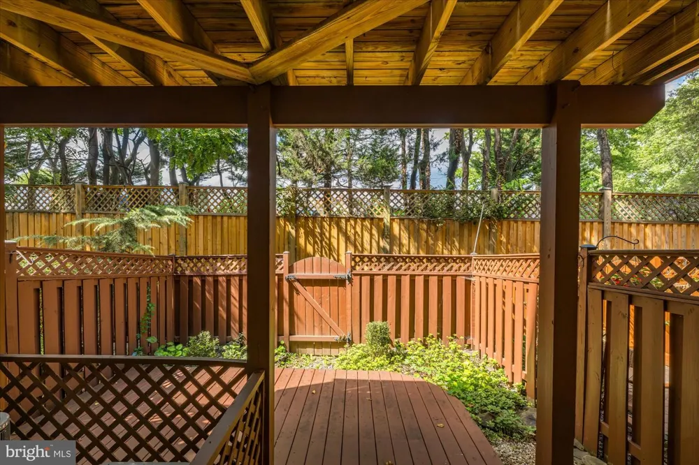 329 HELMUTH LANE Alexandria, VA 22304