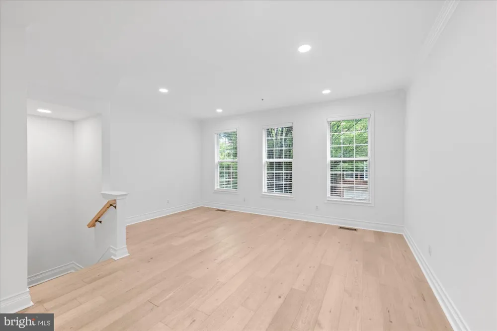 329 HELMUTH LANE Alexandria, VA 22304