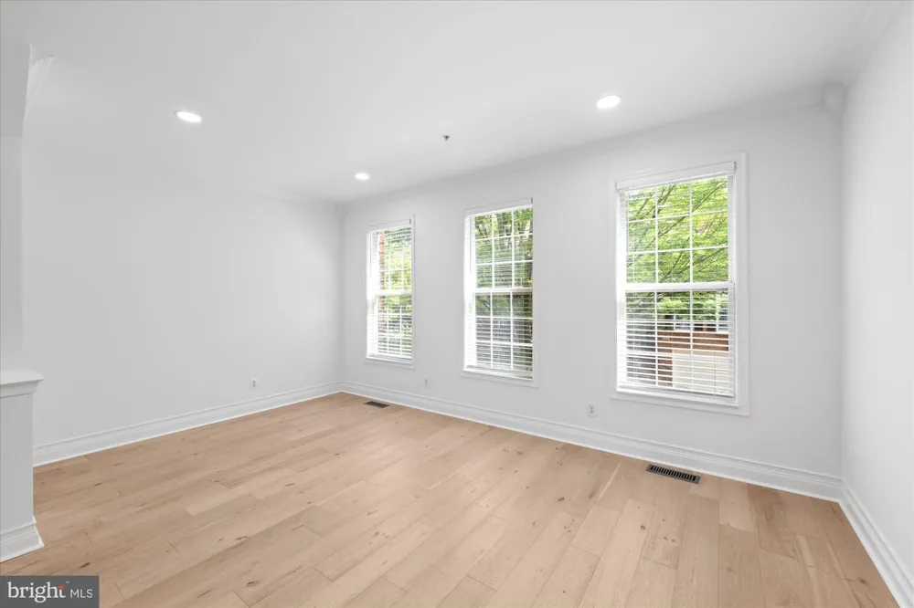 329 HELMUTH LANE Alexandria, VA 22304