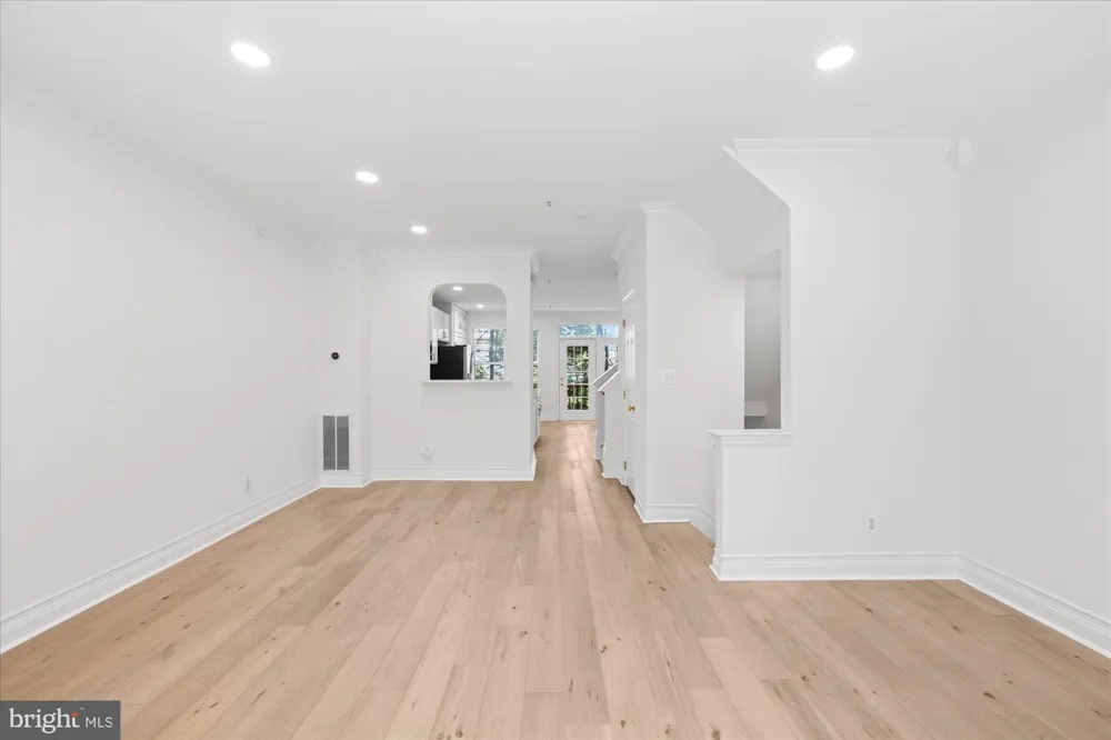 329 HELMUTH LANE Alexandria, VA 22304