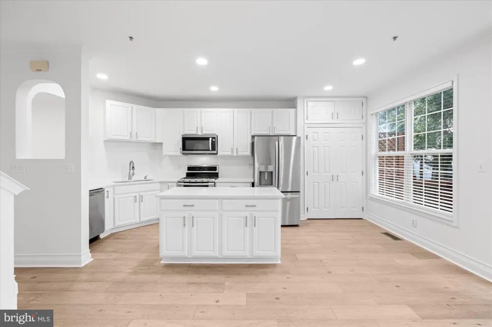 329 HELMUTH LANE Alexandria, VA 22304
