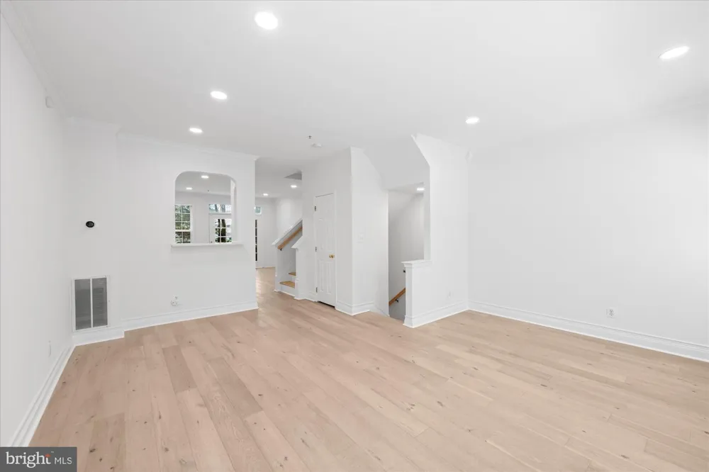 329 HELMUTH LANE Alexandria, VA 22304