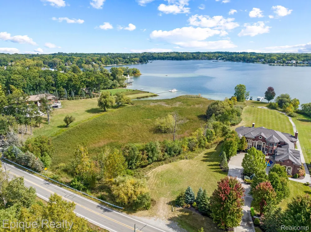 5375 Middlebelt Road West Bloomfield Charter Township, MI 48323