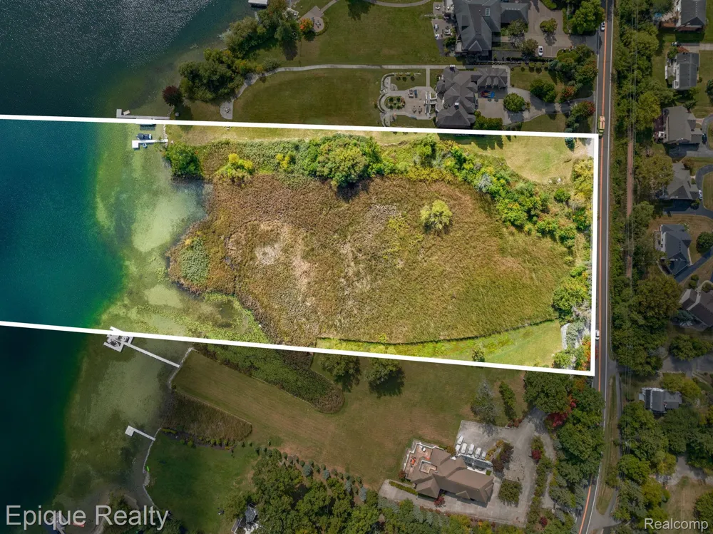 5375 Middlebelt Road West Bloomfield Charter Township, MI 48323