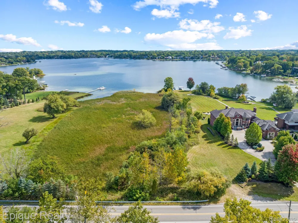 5375 Middlebelt Road West Bloomfield Charter Township, MI 48323