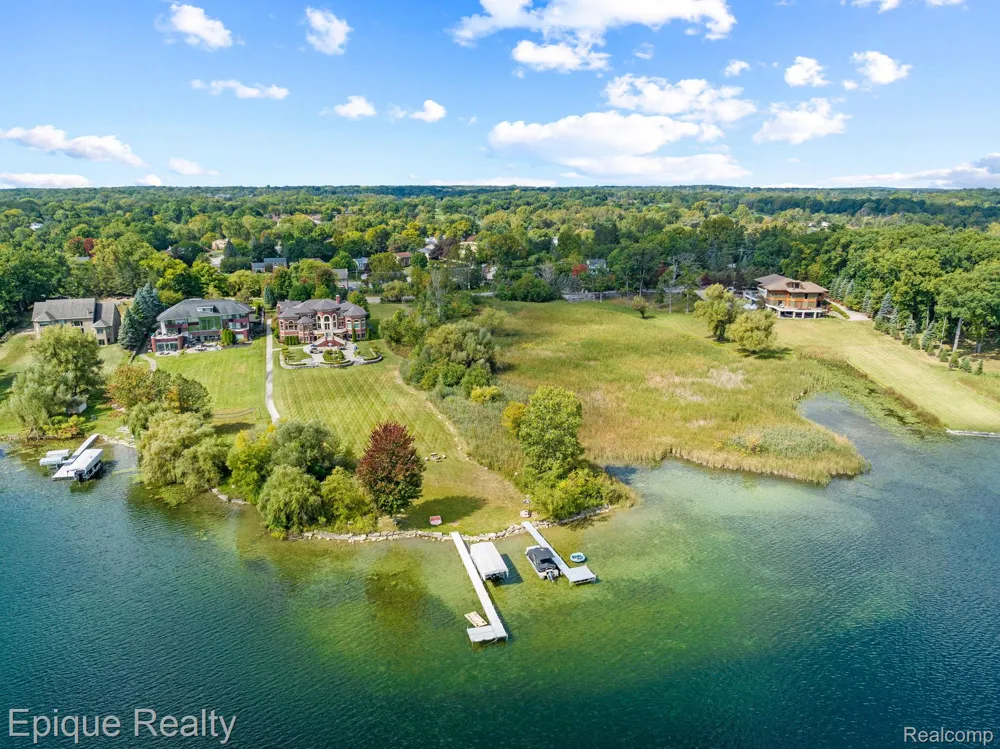 5375 Middlebelt Road West Bloomfield Charter Township, MI 48323