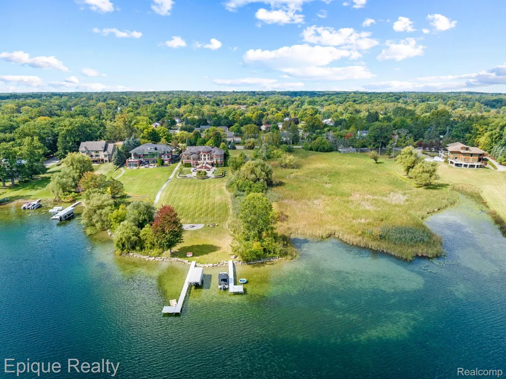 5375 Middlebelt Road West Bloomfield Charter Township, MI 48323