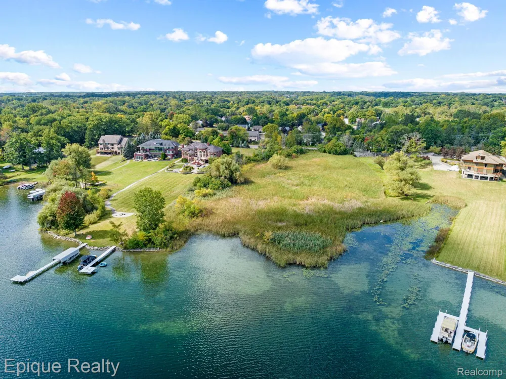 5375 Middlebelt Road West Bloomfield Charter Township, MI 48323