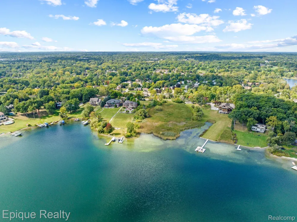 5375 Middlebelt Road West Bloomfield Charter Township, MI 48323