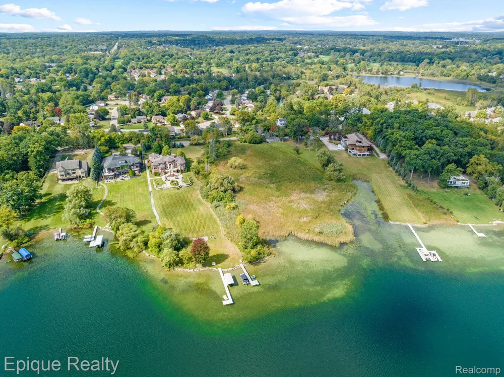 5375 Middlebelt Road West Bloomfield Charter Township, MI 48323