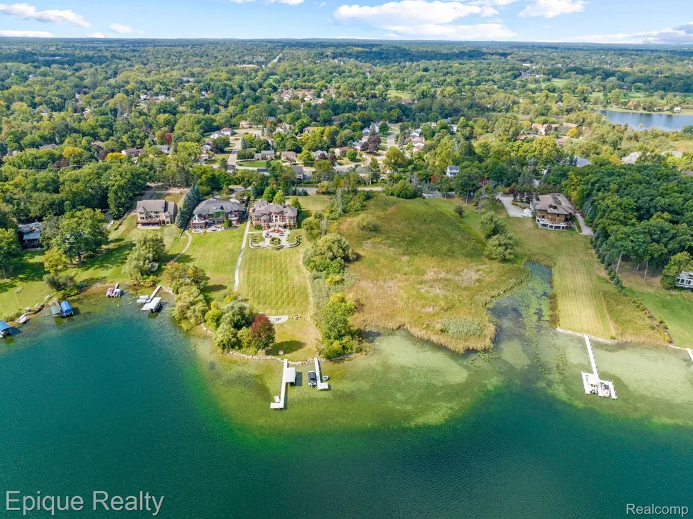 5375 Middlebelt Road West Bloomfield Charter Township, MI 48323
