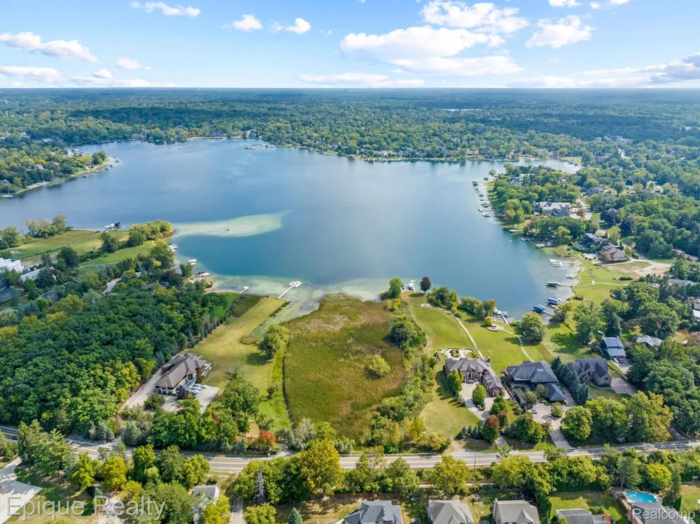 5375 Middlebelt Road West Bloomfield Charter Township, MI 48323