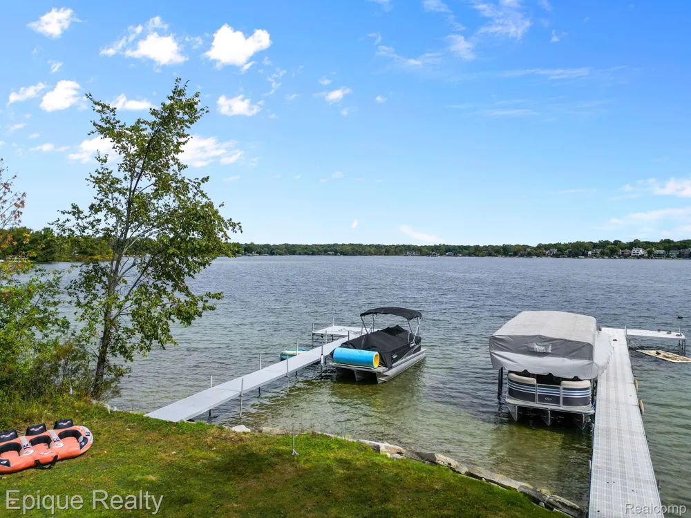 5375 Middlebelt Road West Bloomfield Charter Township, MI 48323
