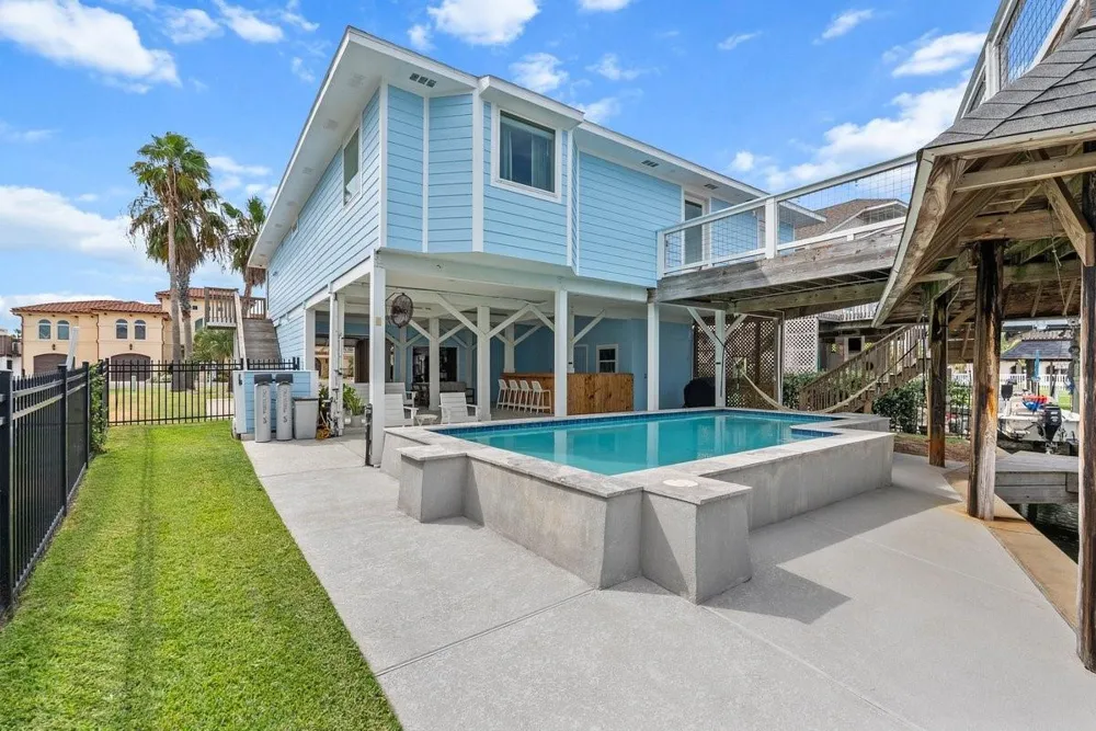 214 Sampan Drive Tiki Island, TX 77554