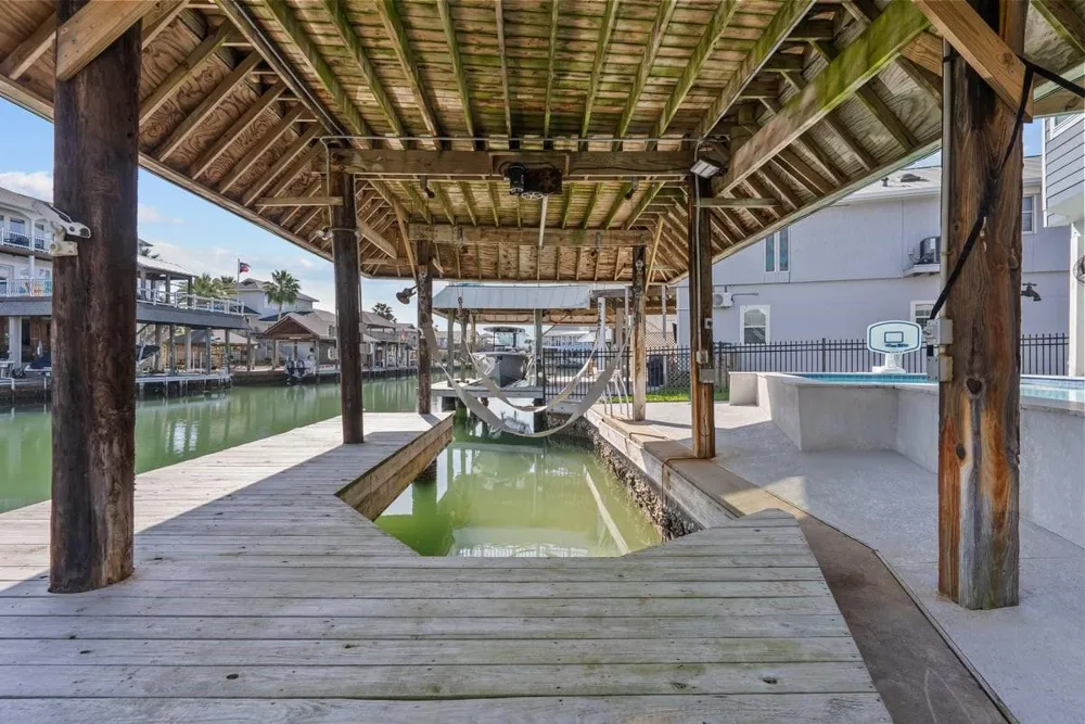 214 Sampan Drive Tiki Island, TX 77554