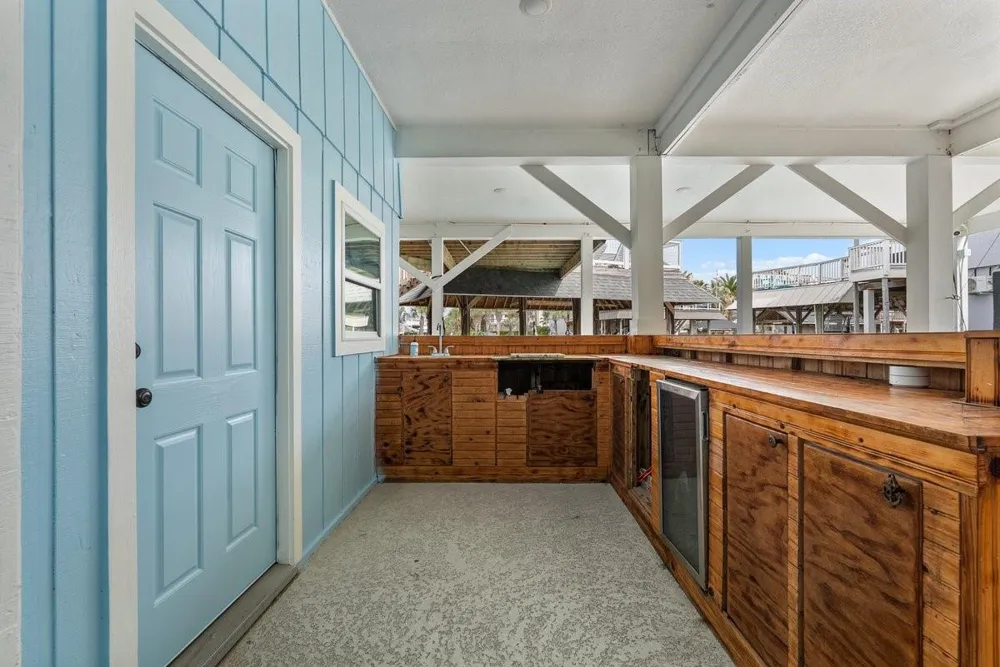 214 Sampan Drive Tiki Island, TX 77554