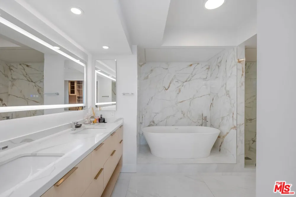 13600 Marina Pointe Drive #907 Marina del Rey, CA 90292