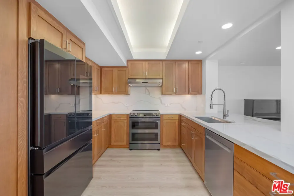 13600 Marina Pointe Drive #907 Marina del Rey, CA 90292