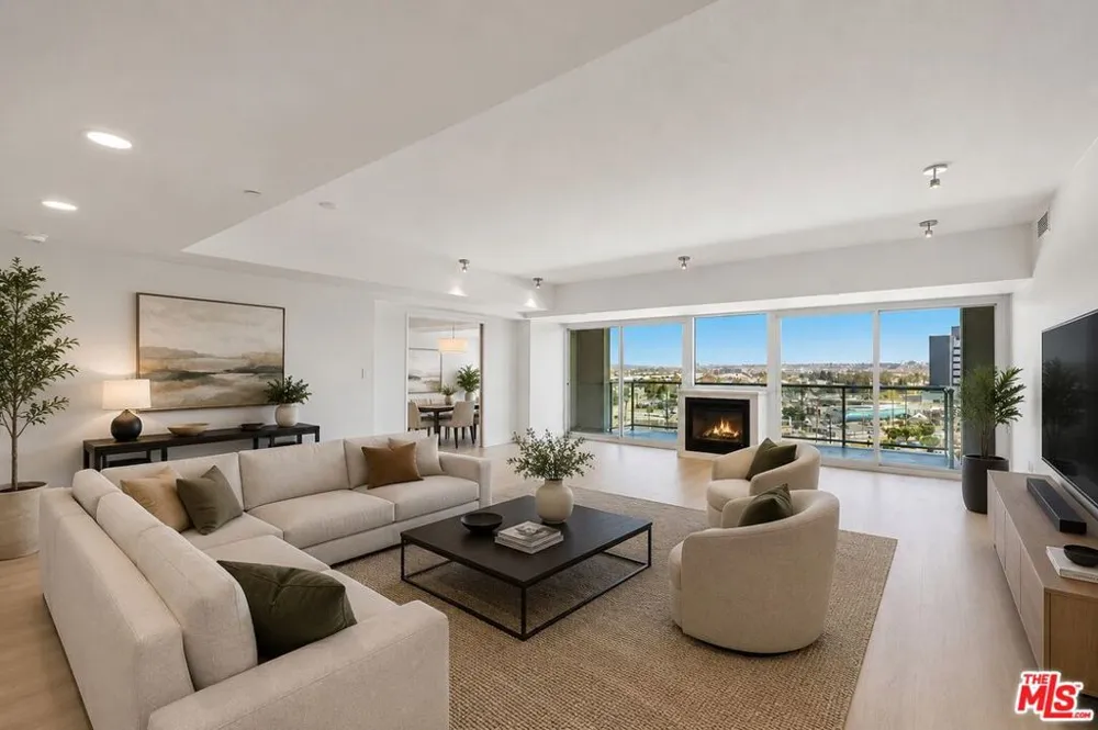 13600 Marina Pointe Drive #907 Marina del Rey, CA 90292