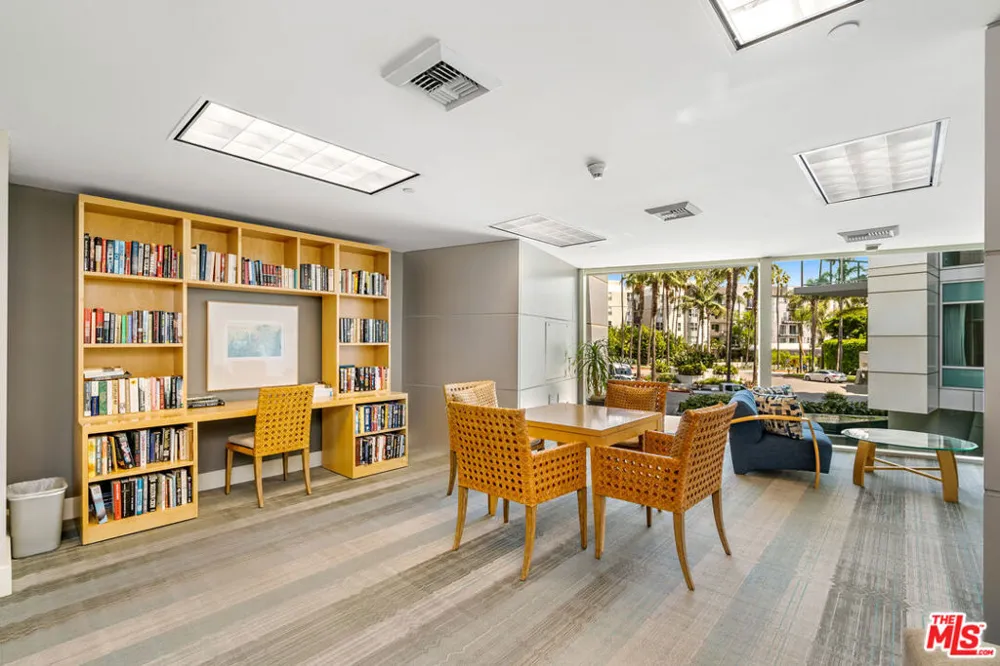 13600 Marina Pointe Drive #907 Marina del Rey, CA 90292