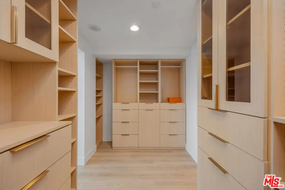 13600 Marina Pointe Drive #907 Marina del Rey, CA 90292