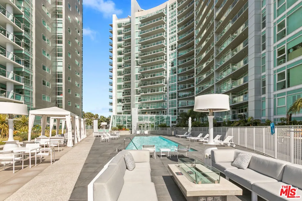 13600 Marina Pointe Drive #907 Marina del Rey, CA 90292