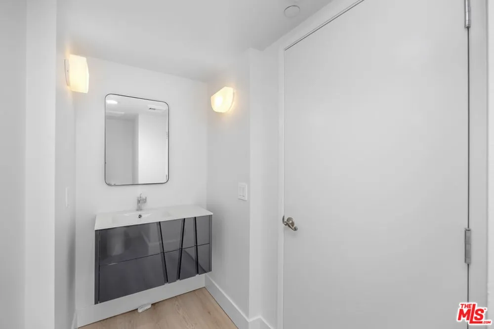13600 Marina Pointe Drive #907 Marina del Rey, CA 90292