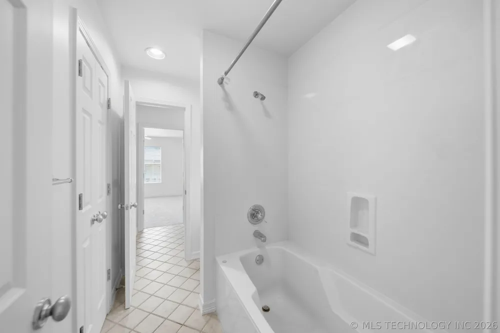 8752 E 102nd Street Tulsa, OK 74133