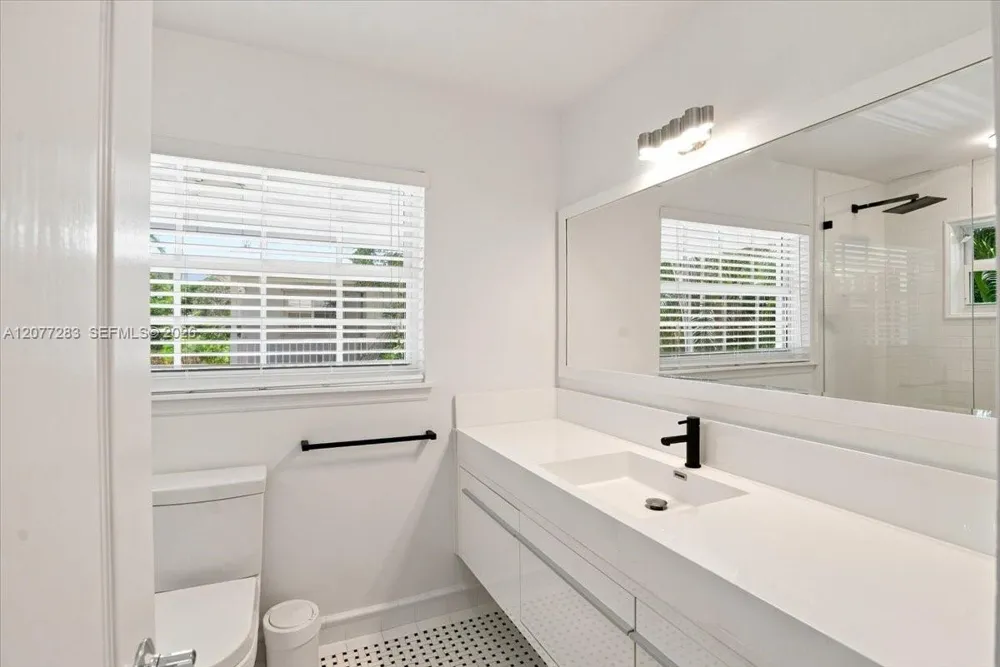6473 Sunset Dr South Miami, FL 33143