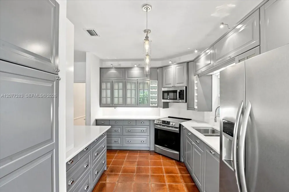 6473 Sunset Dr South Miami, FL 33143