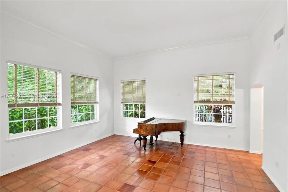 6473 Sunset Dr South Miami, FL 33143