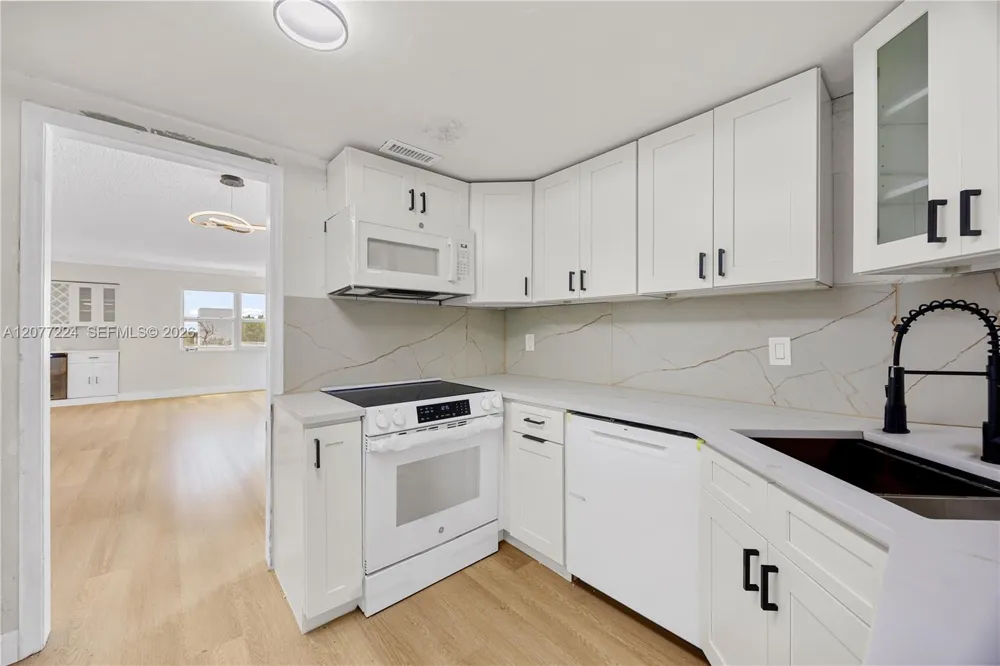 3301 Spanish Moss Ter #806 Lauderhill, FL 33319