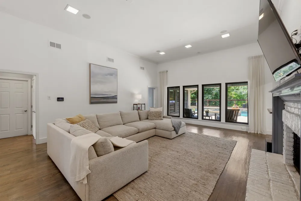 8710 Sanshire Avenue Dallas, TX 75231